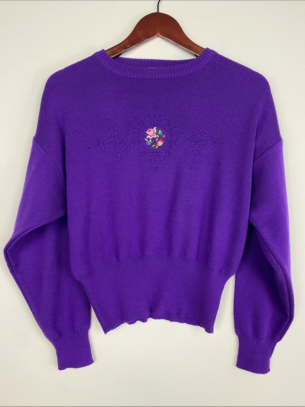 Meister Women's Vintage Embroidered Skiing Crewneck Sweater